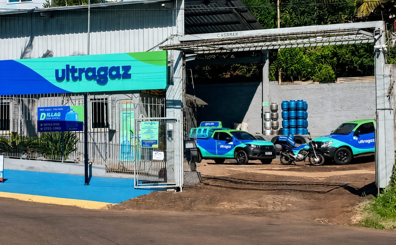 Fachada e pátio da unidade Ultragaz Dalgas
